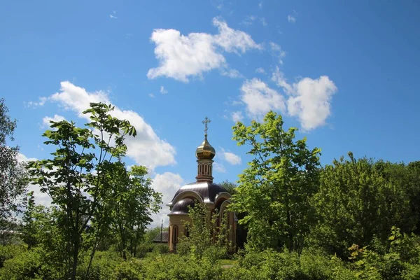 Wiosna krajobraz z widokiem na świątynię-kaplica w mieście Kanash — Zdjęcie stockowe