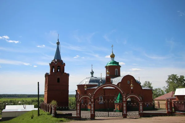 Uitzicht op de kerk in Rusland Rechtenvrije Stockfoto's