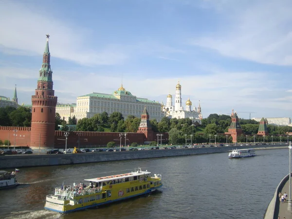 Vista de las murallas y torres del Kremlin de Moscú —  Fotos de Stock