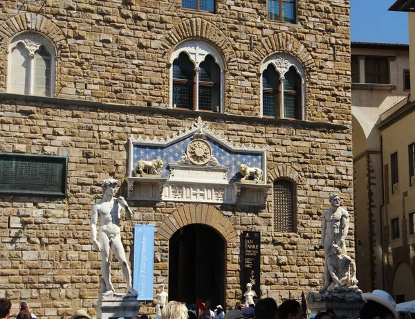 La escultura "David" de Miguel Ángel y el "Hércules" Bandinelli en la entrada del Palazzo Vecchio.Foto tomada el 3 de agosto de 2016 en Florencia, Italia. — Foto de Stock