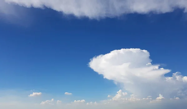 Облачное небо отступает от естественного пути — стоковое фото