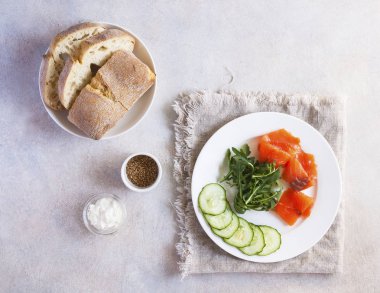 Somon, salatalık ve krem peynir çavdar sandviç ahşap arka planda, üstten görünüm. Lezzetli atıştırma veya meze şarap için.