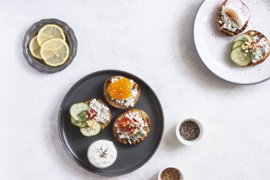 Tost püresi avokado ve salatalık beyaz tabakta. Üstten Görünüm. Sağlıklı beslenme, diyet, temizlik kavramı