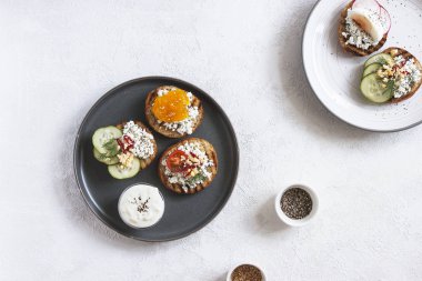 Tost püresi avokado ve salatalık beyaz tabakta. Üstten Görünüm. Sağlıklı beslenme, diyet, temizlik kavramı