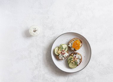 Tost püresi avokado ve salatalık beyaz tabakta. Üstten Görünüm. Sağlıklı beslenme, diyet, temizlik kavramı