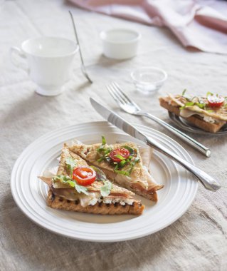 Tost İngilizce pastırma ve yumurta muffin beyaz bir arka plan