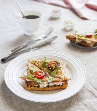 Tost İngilizce pastırma ve yumurta muffin beyaz bir arka plan