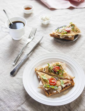 Tost İngilizce pastırma ve yumurta muffin beyaz bir arka plan