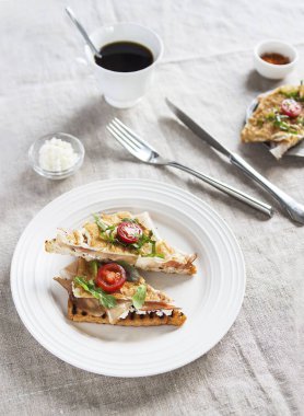 Tost İngilizce pastırma ve yumurta muffin beyaz bir arka plan