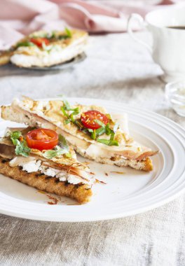 Tost İngilizce pastırma ve yumurta muffin beyaz bir arka plan