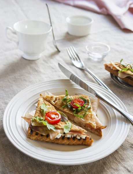 Tost İngilizce pastırma ve yumurta muffin beyaz bir arka plan