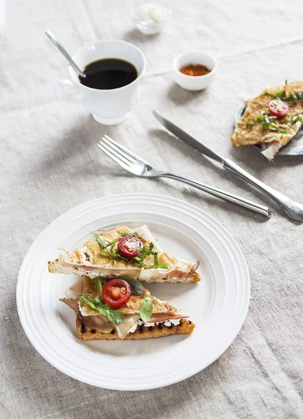 Tost İngilizce pastırma ve yumurta muffin beyaz bir arka plan