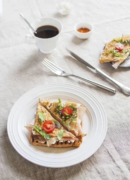 Tost İngilizce pastırma ve yumurta muffin beyaz bir arka plan