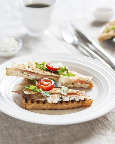 Tost İngilizce pastırma ve yumurta muffin beyaz bir arka plan