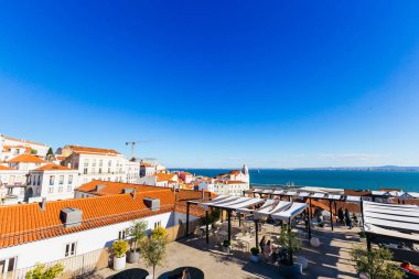 Lisbon, Portekiz - 28 Ocak 2018 - kafe ve tagus Nehri avludan güzel manzaralarını