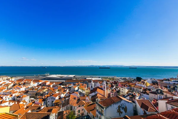 Lisbon, Portekiz - gözlem güverte 28 Jan 2018 A muhteşem görünümden binaların ve üzerinde olan büyük gemiler nehir çatılarda