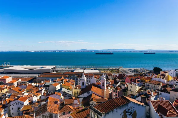 Lisbon, Portekiz - 28 Ocak 2018 gözlem güverte, nehir ve gemi görülebilir.