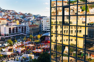 Lisbon, Portekiz - 10 Şubat 2018 güzellikler kentin gözlem güverte ve birçok insan bir konser görmek için geldi. Hangi şehir görüntülenir bina güzel bir cam