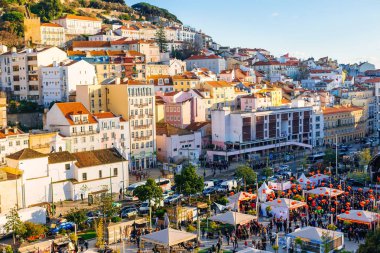 Lisbon, Portekiz - dibinde olan birçok kişi konsere gelmiş bir tepenin üzerinde bulunan 10 Şubat 2018 güzel binalar