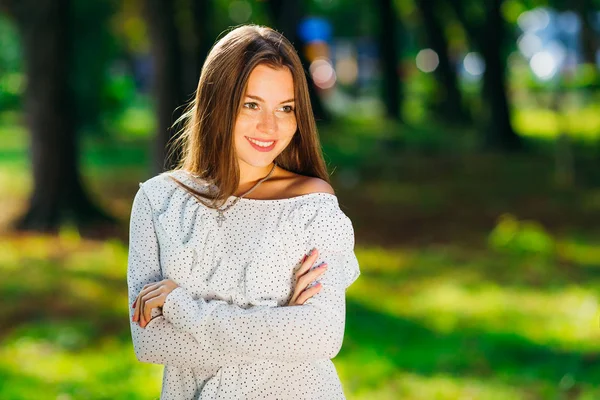 Beautiful Girl Freckles Her Face Stands Background Green Park — Stock Photo, Image