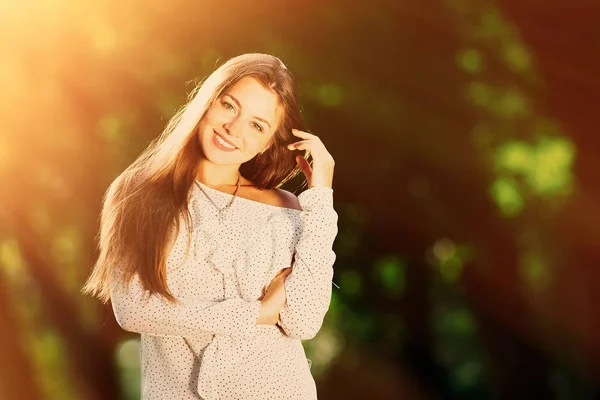 Stylish Pose Beautiful Girl Which Sunlight Shines Girl Looks Camera — Stock Photo, Image