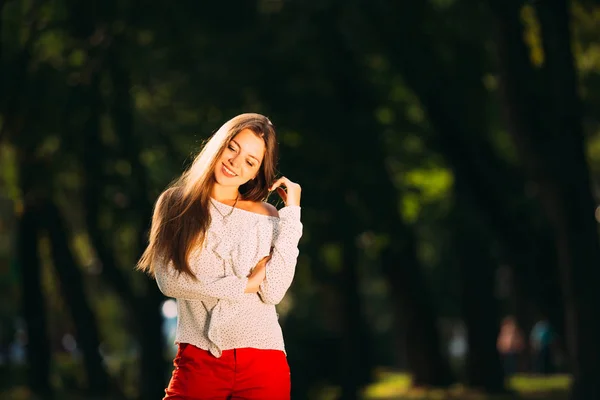 Sensual Pose Girl Background Park Which Many Trees — Stock Photo, Image