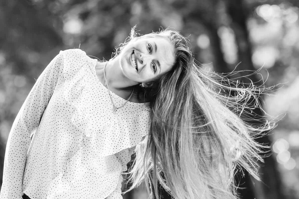 Chica Está Divirtiendo Parque Agitando Pelo Largo Sobre Fotografía Blanco — Foto de Stock