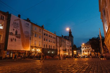 Lviv, Ukrayna - 2 Temmuz 2016 - bir kaldırım ve eski cepheler ile eski bir bina ile eski kent