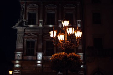 Lviv, Ukrayna - akşam şehir ve tencere bu fenerler süsleyin çiçekler ile aydınlatmak 2 Temmuz 2016 eski fenerler.