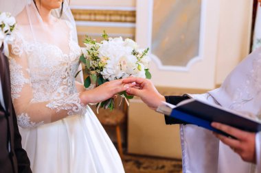 Yeni evliler rahip bir düğün töreni Tarih karşısında ve Yüzüklerin Döviz