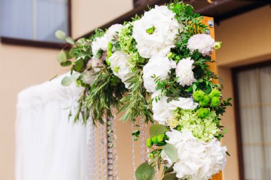 bir güzel çiçek düzenleme ve aynı zamanda bir tül ve şeffaf boncuk restoranın arka planı zincirlerle ahşap bir kemer hangi köşesinde olduğunu