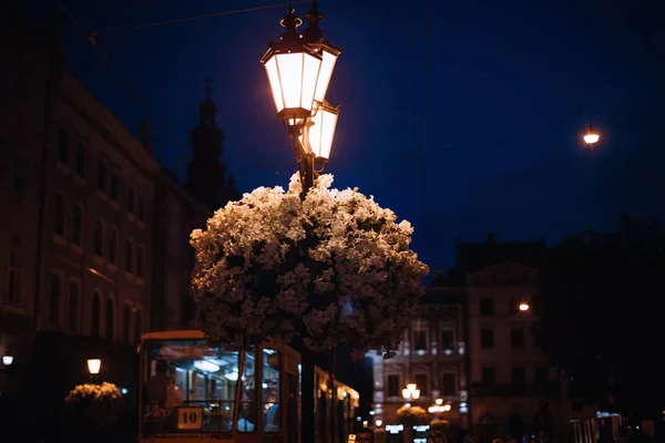 Lviv Ucrania Julio 2016 Hermosas Luces Calle Vintage Con Flores — Foto de Stock