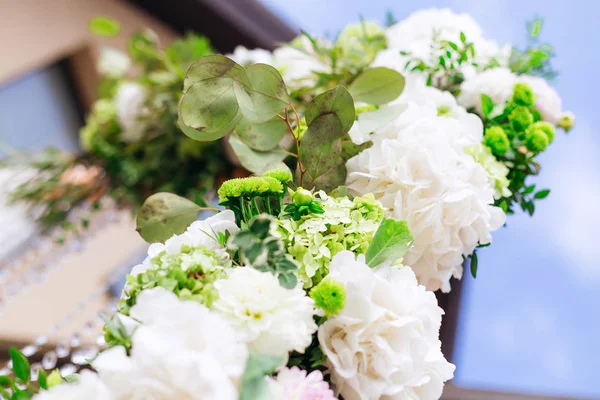 Närbild Vita Blommor Blomsterarrangemang Bakgrunden Himlen Och Byggnaden — Stockfoto