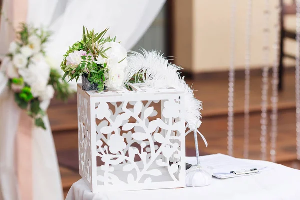一个可爱的木箱 上面摆着一块白色桌布 上面装饰着薄纱和鲜花的拱门 — 图库照片