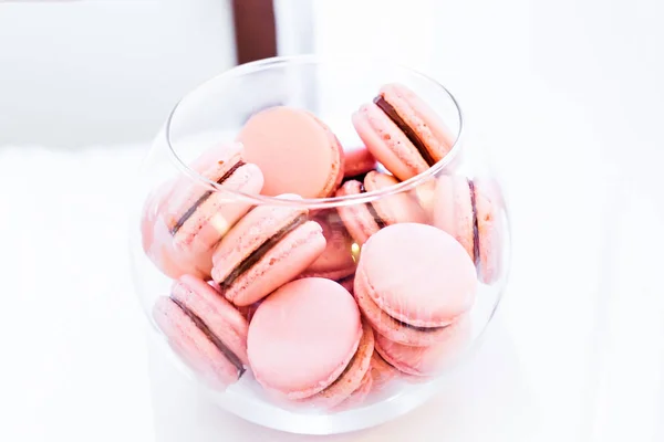 Close Delicious Pink Macaroons Transparent Glass Bowl — Stock Photo, Image