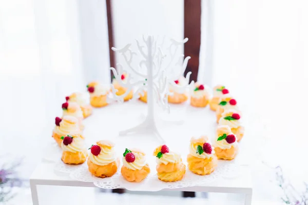 Primer Plano Una Galleta Con Crema Frambuesa Una Mesa Con — Foto de Stock