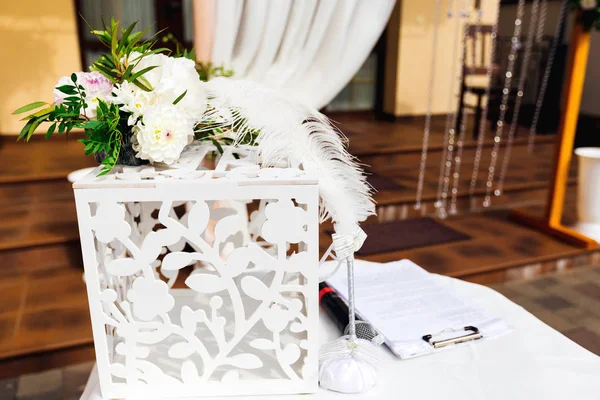 Primer Plano Una Mesa Con Mantel Blanco Que Una Hermosa — Foto de Stock