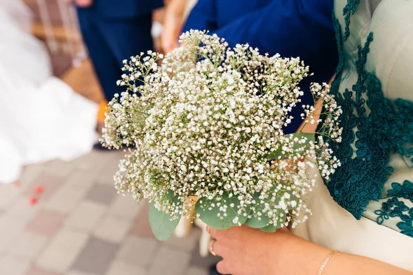 Brudtärna Vacker Klänning Rymmer Skonsam Bukett Vita Blommor Och Nära — Stockfoto