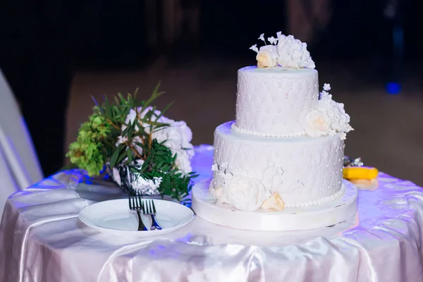 Schöne Weiße Hochzeitstorte Mit Blumen Auf Einem Runden Tisch Neben — Stockfoto