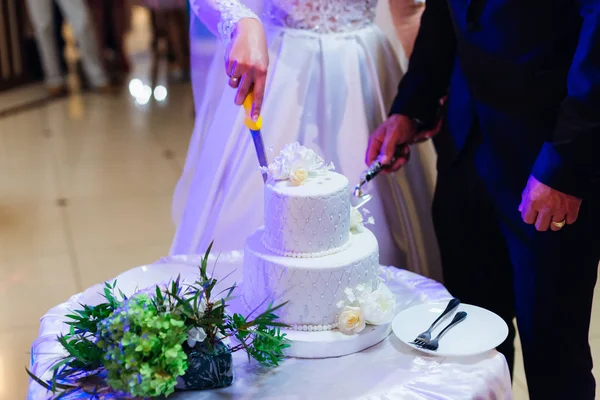 Gelin Gelinlik Damat Düğün Pastası Kesme Güzel Bir Takım Elbise — Stok fotoğraf