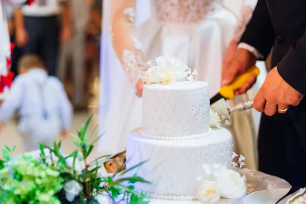 Güzel Dekore Edilmiş Bir Düğün Pastasının Yakın Çekimi Yeni Evliler — Stok fotoğraf