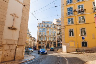 Lisbon, Portekiz - 20 Ocak 2018 küçük sokakları araba sürmek ve parça koydu tramvay güzel binalar arasında