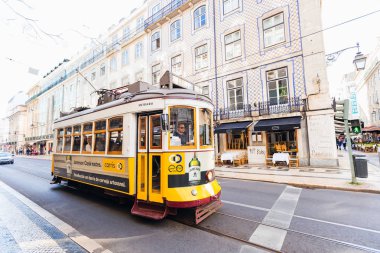 Lisbon, Portekiz - Lizbon sokaklarında binanın arka plan üzerinde sürmek güzel bir tramvay close-up 20 Ocak 2018 A