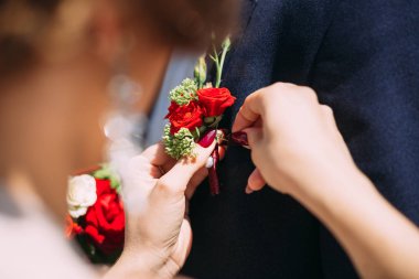 Gelinin kız küçük bir buket damadın tanığı cekette giderir.