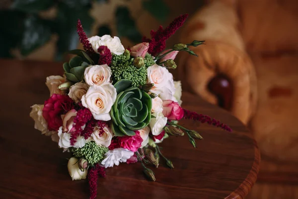 Incrível Buquê Casamento Rosas Deitadas Uma Mesa Madeira — Fotografia de Stock