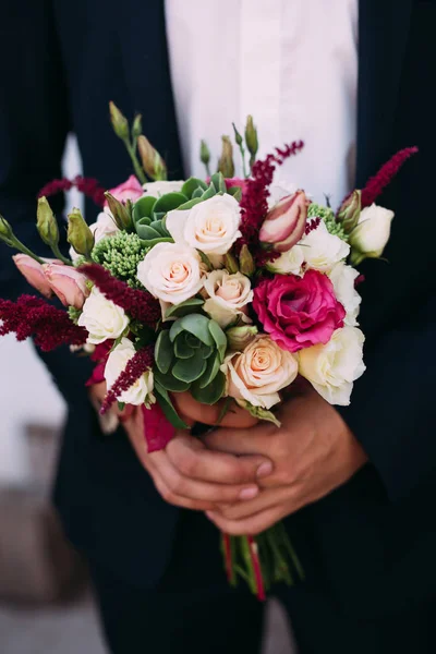 Damat Ile Beyaz Bir Gömlek Mavi Elbiseli Şık Düğün Buket — Stok fotoğraf