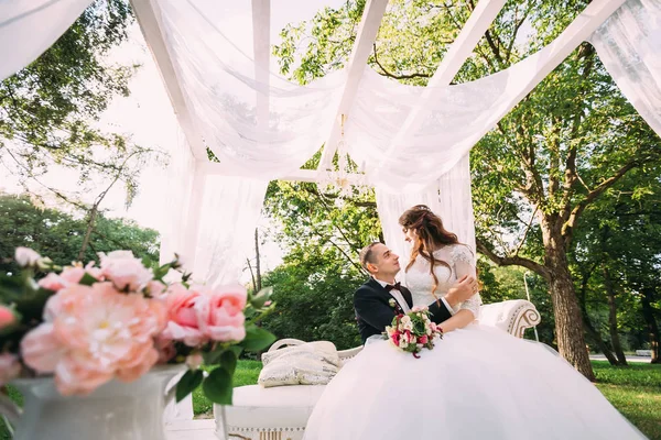 Belle Mariée Assise Sur Les Mains Son Amant Sur Canapé — Photo