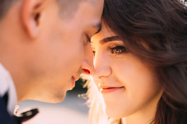 Primo Piano Volti Sposi Felici Giorno Del Loro Matrimonio — Foto Stock