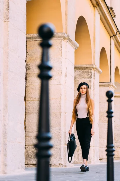 Uzun Saçlı Kız Kemerli Bir Yapı Yakınındaki Yürüyüş Onun Elinde — Stok fotoğraf