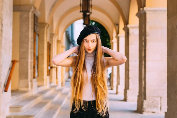 Close Girl Long Hair Standing Arches Lanterns Holding Hands Her — Stock Photo, Image